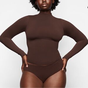 Skims soft smoothing seamless turtleneck top, cocoa, women’s small.